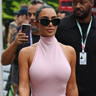 Kim Kardashian Padukan Tas Herm&egrave;s Kelly Merah Muda Permen Karet dengan Busana Ala&iuml;a untuk Mendukung Lewis Hamilton di Singapura