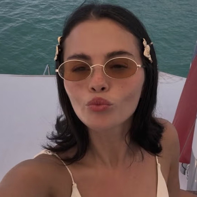 Selena Gomez Bagikan Momen Liburan Tepi Laut yang Membuat Siapa Pun Ingin Segera Berlibur