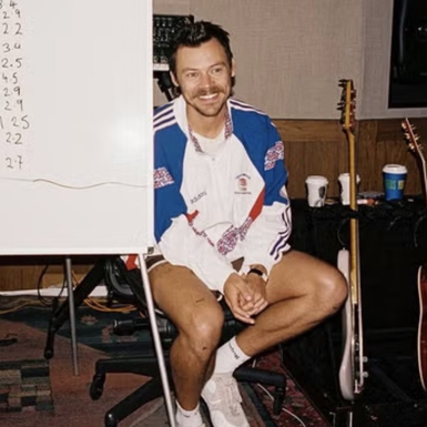 Harry Styles Tak Bisa Berhenti Memakai Jaket Olympics Adidas 1992 Ini Saat Membuat Album Barunya