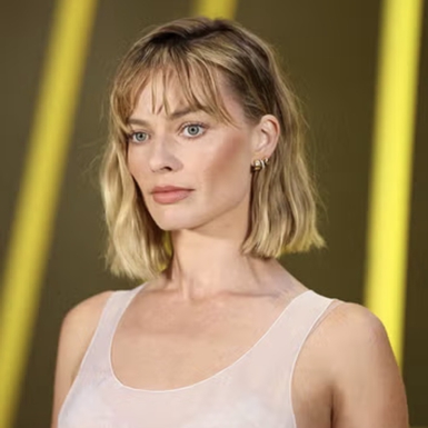 Margot Robbie Debutkan Bob Pendek Bertekstur, Berantakan, dan Tampak Basah di Chanel's Paris Show