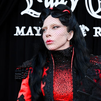 Lady Gaga Hadirkan Nuansa Teatrikal Era '90-an di Premiere Mayhem Requiem Lewat Look dari Givenchy Era Alexander McQueen