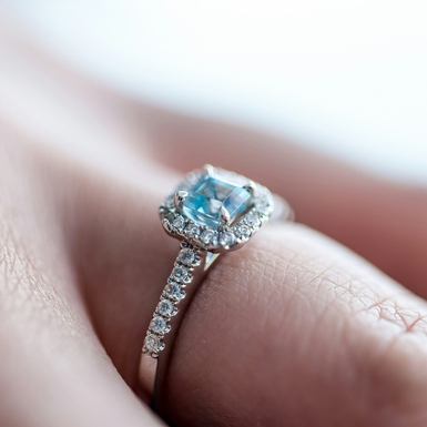 Kenali Arti Cincin di Jari Manis Kiri Wanita