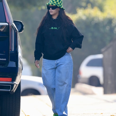 Rihanna Jalani Aktivitas Harian dengan Stiletto Hijau Neon Berbulu
