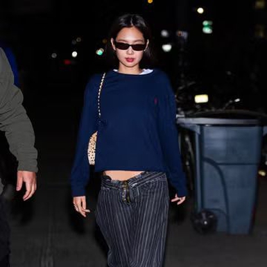 Seragam Off-Duty Jennie Menampilkan Jeans Pinstripe Vintage dan Tas Chanel Bercorak Bintik-Bintik