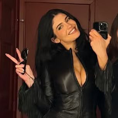 Kylie Jenner Kenakan Jaket Kulit Versace Vintage yang "Dipinjam" dari Lemari Hailey Bieber