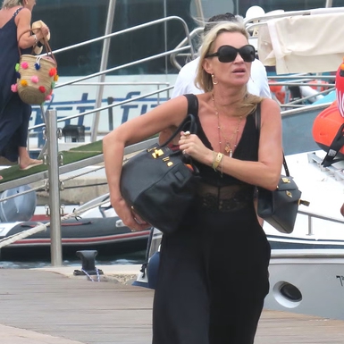Kate Moss Buktikan Bahwa Mengisi Penuh Tas Birkin Tetap Dapat Terlihat Chic