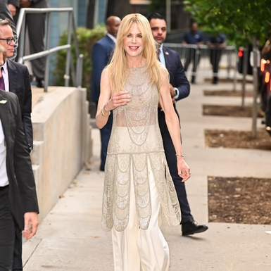 Nicole Kidman Bersinar Bak Lampu Gantung dengan Fendi Terbaru