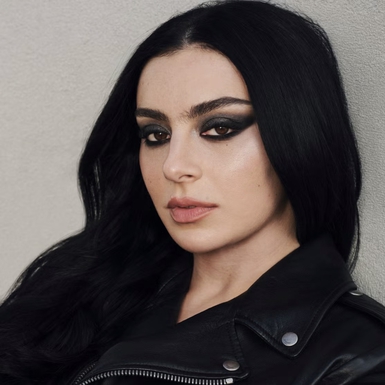 Charli XCX Mendapatkan Makeup Sempurnanya dengan Tidur Memakai Makeup