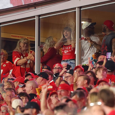 Taylor Swift Pamer Cincin Pernikahannya dengan Tank Top Merah Chiefs di Pertandingan NFL Travis Kelce