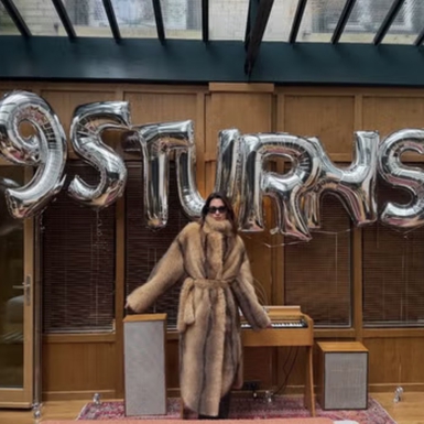 Mantel Faux Fur Spektakuler Dua Lipa Hadirkan Nuansa Mob Wife Winter