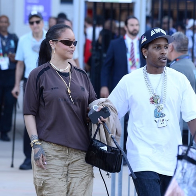 Rihanna Membuktikan Bahwa Knee-High Suede Boots Bisa Dipakai di Tengah Musim Panas