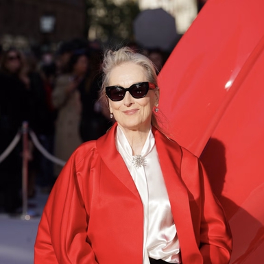 Meryl Streep Memadukan Mantel Prada dengan Clutch Runway di Premiere London The Devil Wears Prada 2