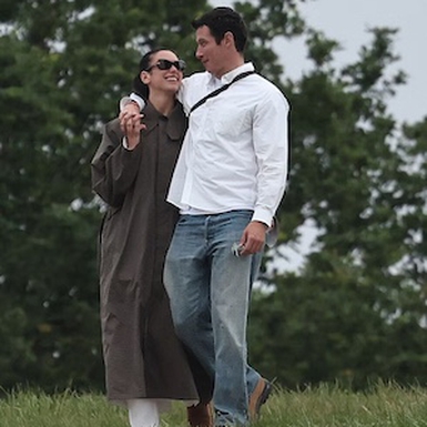 Dua Lipa dan Callum Turner Merayakan Pernikahan dengan Gaya Abadi Saat Jalan Santai di London