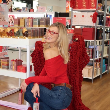 Bella Hadid Beri Sentuhan Western dengan Cowboy Boots Merah dan Sweater Cozy