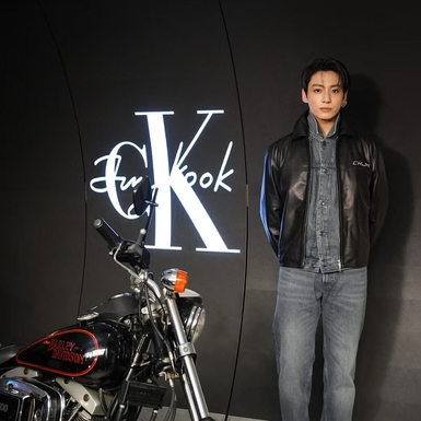 Jung Kook Merayakan Kolaborasinya dengan Calvin Klein di Tokyo