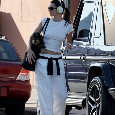 Kendall Jenner Buktikan Trik Styling Klasik It-Girl Tetap Terlihat Chic