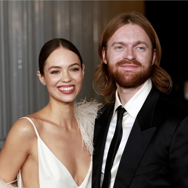 Finneas dan Claudia Sulewski Menikah dalam Upacara Pernikahan di Pesisir California