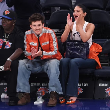 Penampilan Kylie Jenner Saat Kencan di Pinggir Lapangan? Sepatu Mules Miu Miu Berwarna Oranye Knicks, dan Tas Birkin Kulit Buaya Berwarna Biru Knicks