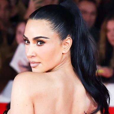 Kim Kardashian Tampil Menawan dengan Gaun Polka Dot di Promosi All's Fair&nbsp;