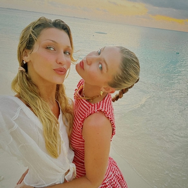 Gigi dan Bella Hadid Tampil Kompak dengan Rambut Pirang di Liburan Keluarga ke Pantai