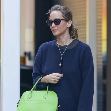 Jennifer Lawrence Menyegarkan Gaya Kasualnya di New York City Dengan Sentuhan Warna Hijau Lime yang Mencuri Perhatian