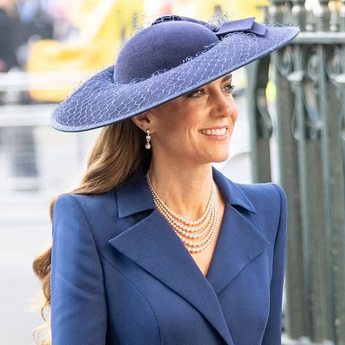 Putri Kate Tampil Timeless dengan Kalung Mutiara Vintage dan Anting Milik Ratu Elizabeth