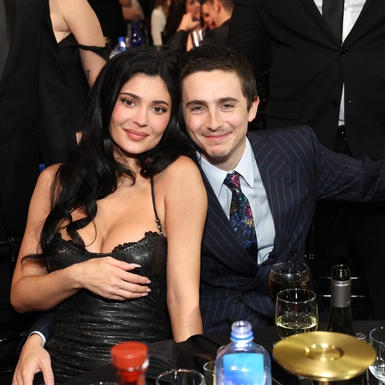 Kylie Jenner dan Timoth&eacute;e Chalamet Tampil Penuh Senyum dan Ciuman di Critics Choice Awards 2026
