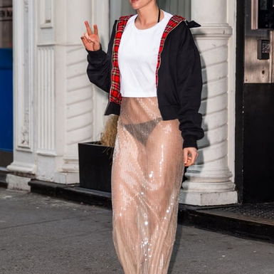 Kristen Stewart Membuat Rok "Naked" Berpayet Terlihat Sangat Kasual