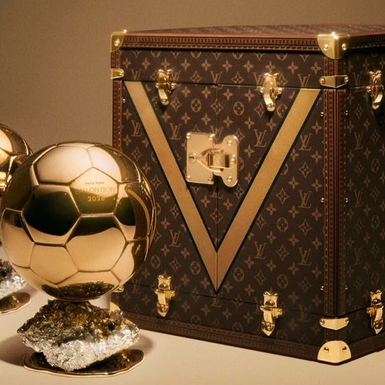 Louis Vuitton Hadirkan Kembali Trophy Trunk untuk Ballon d&rsquo;Or 2026