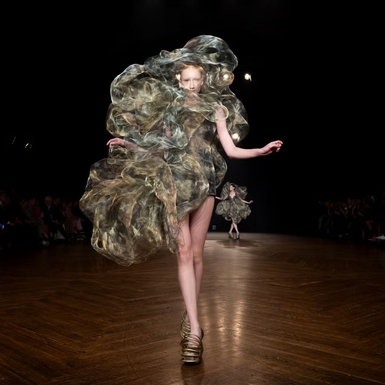 Kini Anda Dapat Menciptakan Sebuah Dress Bersama Iris van Herpen sebagai Bagian dari Pamerannya di Brooklyn Museum