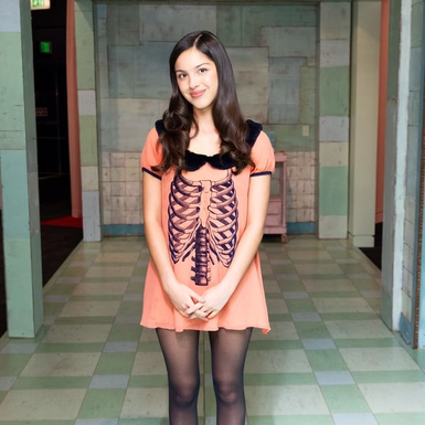 Olivia Rodrigo Kenakan Gaun Babydoll Motif Skeleton untuk Merayakan Pameran Barunya di Grammy Museum