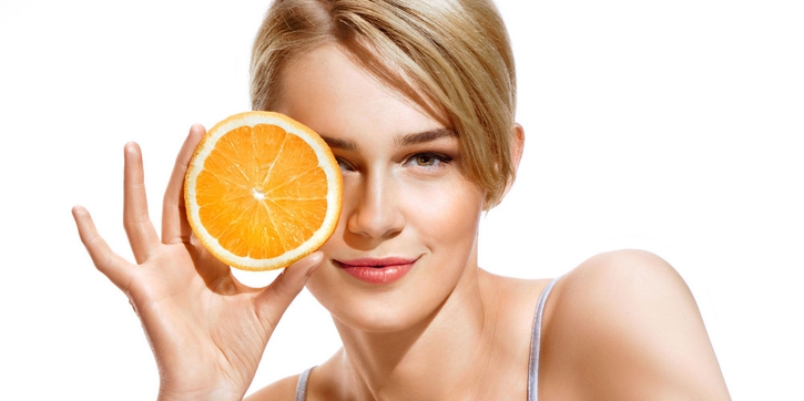 Mengaplikasikan Serum Vitamin C pada Wajah