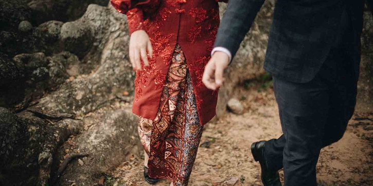 Inspirasi Foto Pre-Wedding Outdoor dengan Kebaya