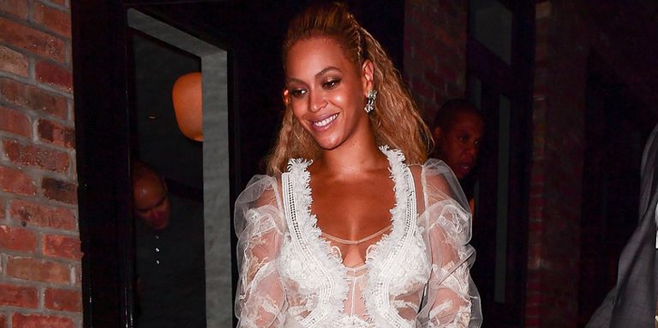 Gaun Beyoncé Saat Memperbaharui Janji Pernikahannya