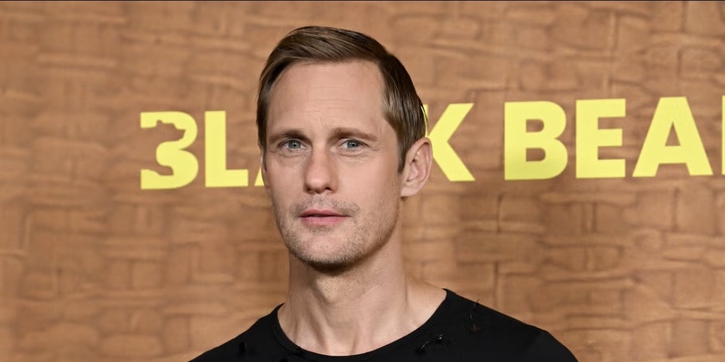 Alexander Skarsg&aring;rd Memadukan Rok Kilt Ikonik dengan Foto Olivia Colman dalam Bingkai