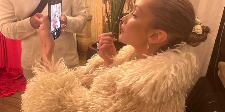 Bella Hadid Tampil Memukau dalam Set Lateks Putih Ketat