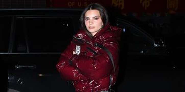 Emily Ratajkowski Menantang Dinginnya NYC dengan Jaket Shiny Puffer Musim Ini