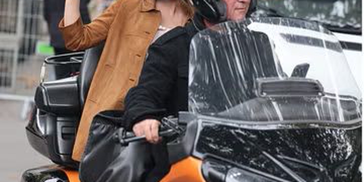 Emma Watson Tinggalkan Pertunjukan Miu Miu di Paris dengan Mengendarai Motor