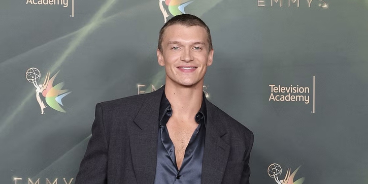 Connor Storrie Debut di Emmy Awards dengan Saint Laurent dari Ujung Kepala hingga Ujung Kaki