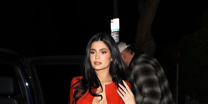 Kylie Jenner Kenakan Jaket Kulit Merah Vintage dari Era Tom Ford saat di Gucci