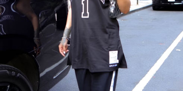 Rihanna Hadiri Konser Jay-Z di Yankee Stadium dengan Kenakan Jersey Penuh Makna