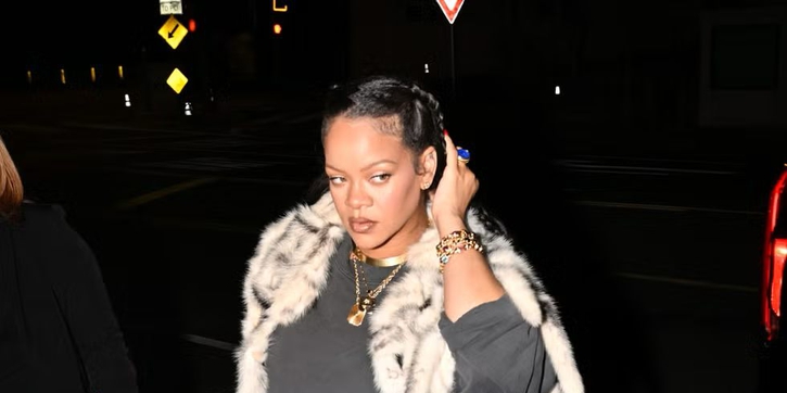 Rihanna Tampil Eksentrik untuk Makan Malam dengan Syal Bulu Tebal dan Motif Animal Print