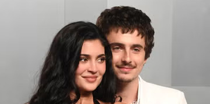 Kylie Jenner dan Timoth&eacute;e Chalamet Berbagi Foto-Foto Mesra dari Liburan Pantai Romantis Mereka