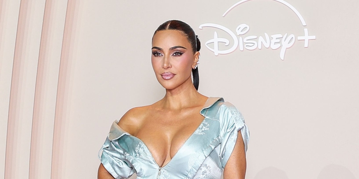Kim Kardashian Tampil Bak Cinderella yang Edgy dalam Balutan Arsip Dior