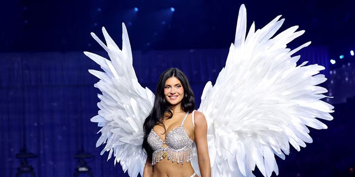 Timoth&eacute;e Chalamet Beri Dukungan untuk Kylie Jenner yang Debut di Victoria&rsquo;s Secret Fashion Show