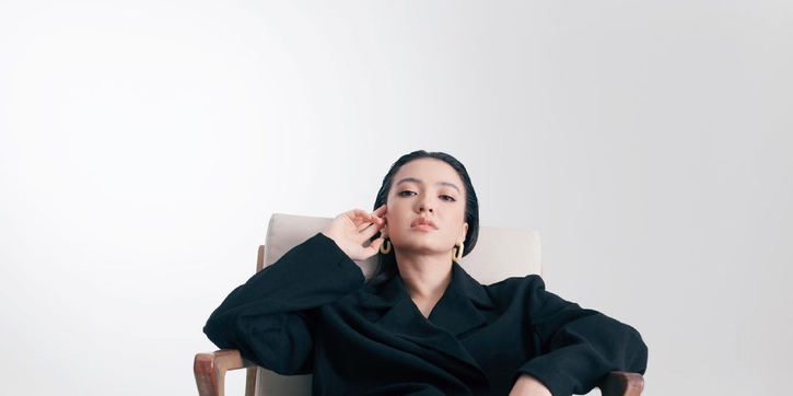 Raline Shah Berhasil Menampilkan Gaya Boyish dan Feminin dalam Sekejap