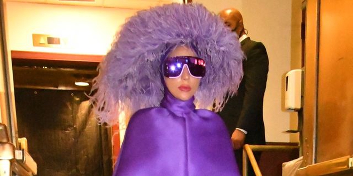 Gaya Unik Lady Gaga Mengenakan Gaun Cape Ungu Valentino di New York