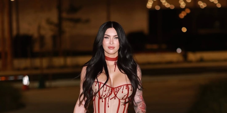 Megan Fox Tampil Eksentrik dengan Gaun Bergaya Dramatis di Premier Film Jennifer&rsquo;s Body&nbsp;