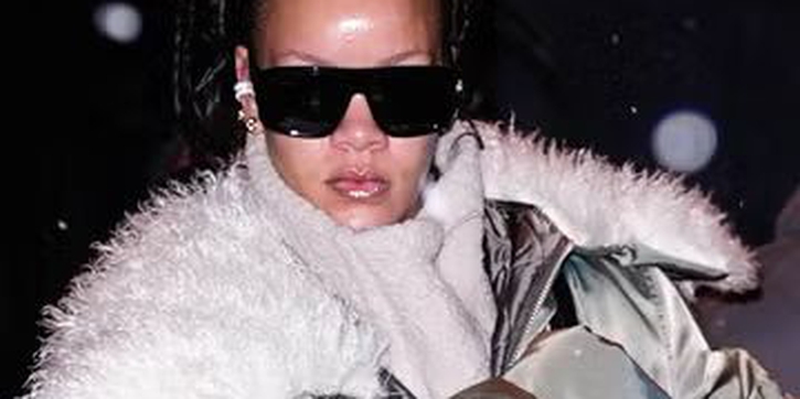 Jaket Aviator Bulu Palsu Rihanna Membuat Penampilannya di Tengah Badai Salju Terlihat Sangat Chic