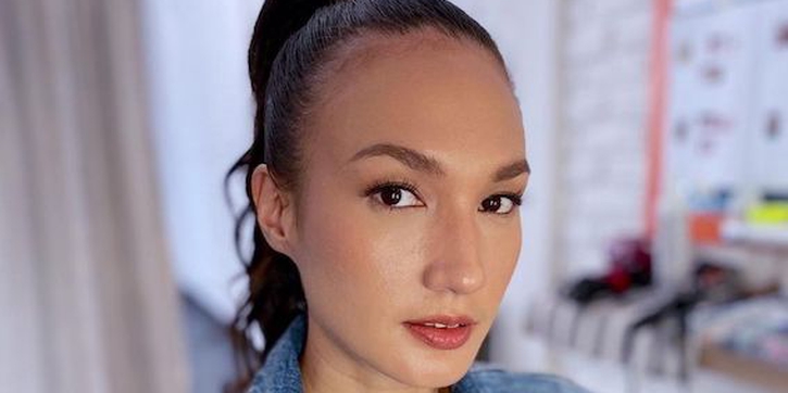 Nadine Chandrawinata Bergaya Boho dan Potong Rambut Bob Pendek di Kehamilan Pertamanya
